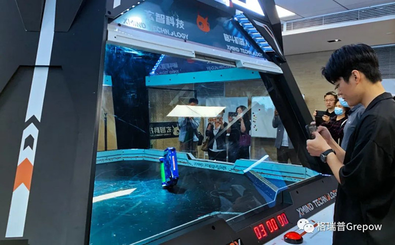 玄智科技同事在新办公场合，展示了轻量级格斗机械人演出