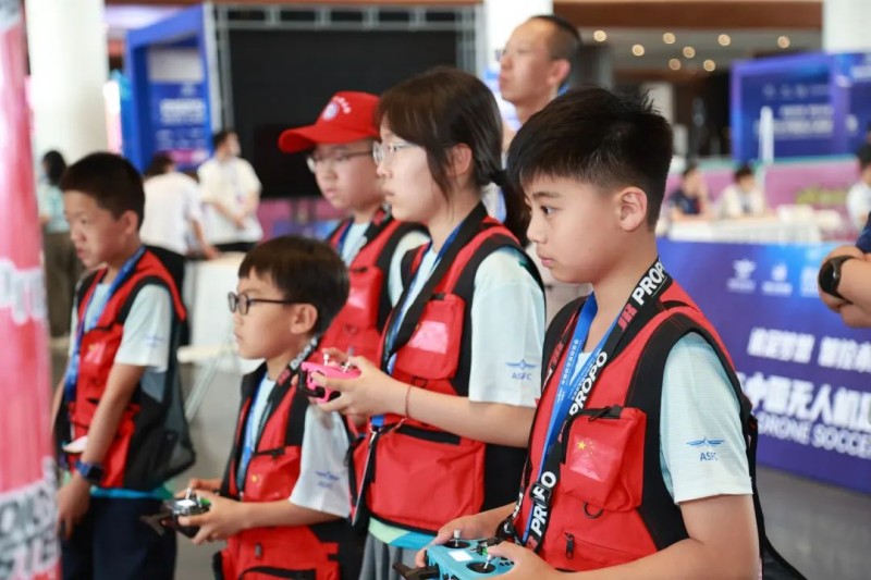 无人机足球角逐中