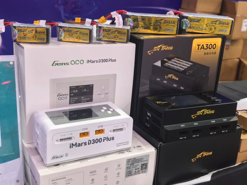 Tattu 无人机足球电池和充电器