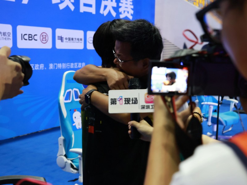 小白夺冠，师傅黄教练忍不住泪洒现场